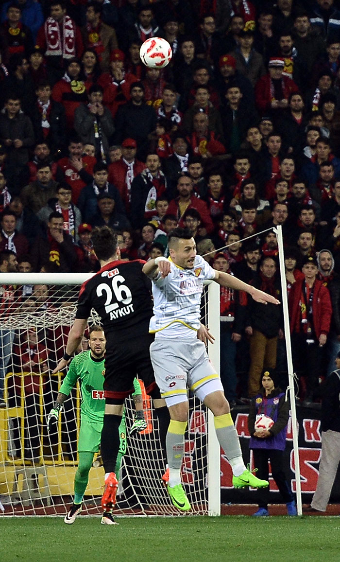 TFF 1. Lig ekiplerinden Eskişehirspor, teknik direktör Mustafa Denizli yönetiminde ilk galibiyetini Göztepe karşısında 4-0'lık skorla aldı.