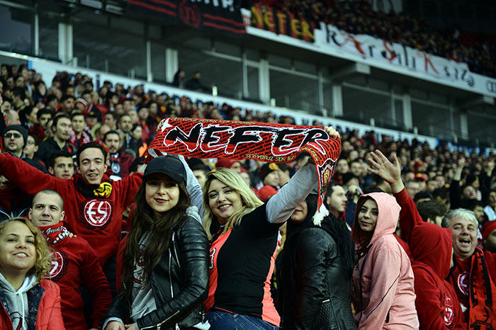 TFF 1. Lig ekiplerinden Eskişehirspor, teknik direktör Mustafa Denizli yönetiminde ilk galibiyetini Göztepe karşısında 4-0'lık skorla aldı.