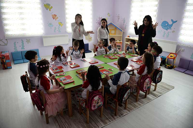 Şarkıcı Gülben Ergen'in kuruculuğunu ve başkanlığını yaptığı Çocuklar Gülsün Diye Derneği, Türkiye genelindeki 37'nci anaokulunu Eskişehir'de açtı.