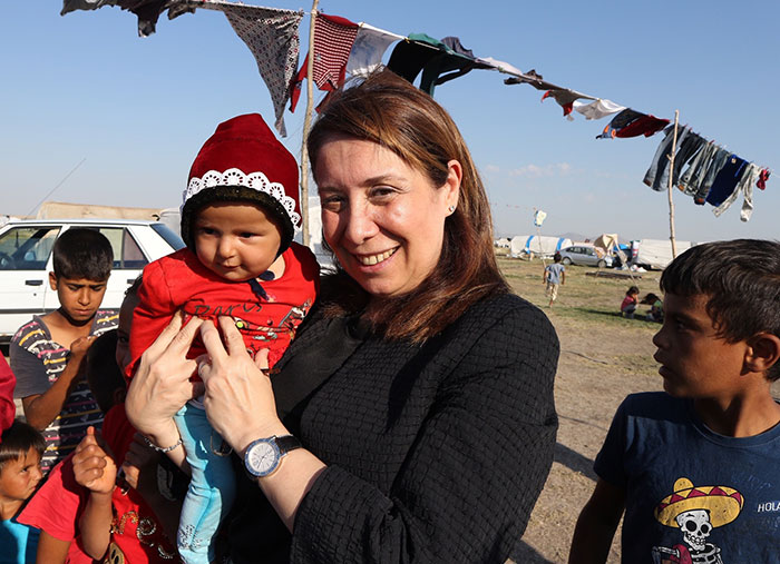 AK Parti Eskişehir Milletvekili ve Avrupa Konseyi Parlamenter Meclisi (AKPM) Üyesi Emine Nur Günay, mevsimlik tarım işçilerinin yoğun olarak yaşadığı Eskişehir'in Alpu ilçesini ziyaret etti. 