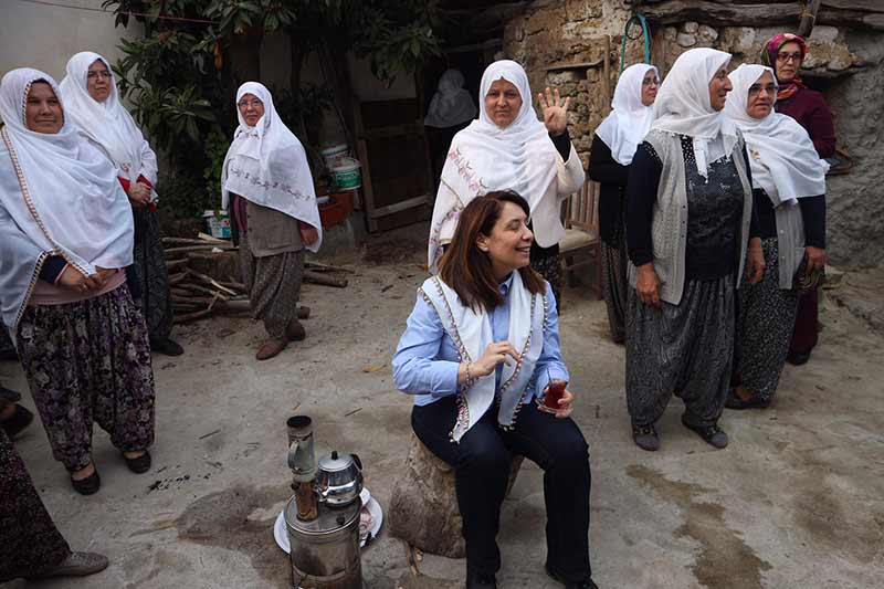 Eskişehir Milletvekili ve AK Parti MKYK Üyesi Prof. Dr. Emine Nur Günay, "Yeni sistem ile beraber halkımızın ihtiyaçlarına yönelik çalışmalarımız hız kazanacak. Çiftçimiz, üreticimiz kazanacak, girişimcimizin önü açılacak, iş dünyası kazanacak, Türkiye kazanacak." dedi. 