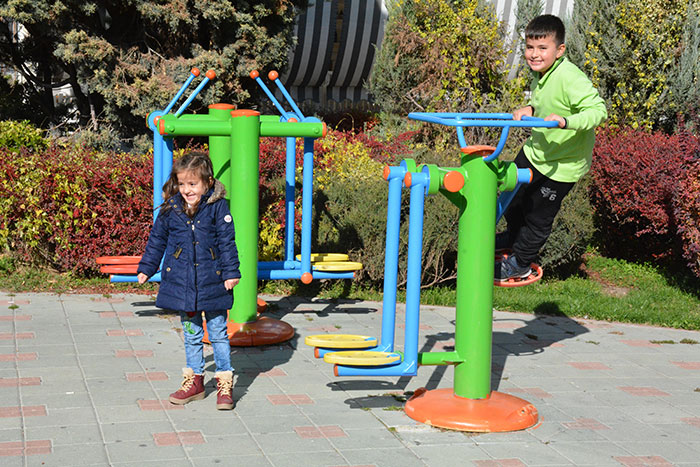 Eskişehir'de 17 dereceye kadar yükselen hava sıcaklığı ve güneşli havayı fırsat bilip tadını çıkarmak isteyen vatandaşlar park ve bahçelere akın etti. 