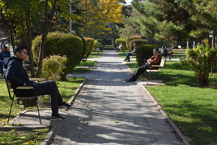 Eskişehir'de 17 dereceye kadar yükselen hava sıcaklığı ve güneşli havayı fırsat bilip tadını çıkarmak isteyen vatandaşlar park ve bahçelere akın etti. 