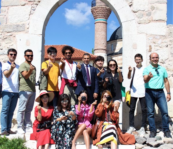 El dokumalarını uygulamalarıyla gösterdik. İlçemizin tanıtımı içi böyle organizasyonları yapmaya devam edeceğiz. Seyitgazi ilçemiz tarihi, doğal ve kültürel anlamda çok zengin bir yer. Bu potansiyeli ortaya çıkarmamız için yabancı turistlere ulaşmamız gerekiyor. Bunun için projeler geliştiriyoruz, turizm çeşitlendirmeleri yapacağız. Hem ülkemize hem de ilçemize katma değer sağlamayı amaçlıyoruz" diye konuştu. 