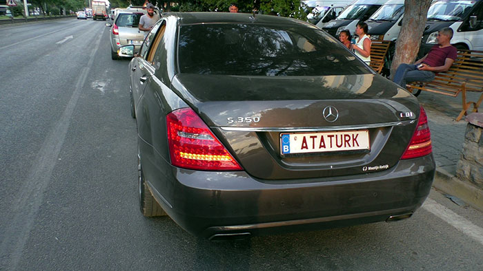 Belçika’nın Gent kentinde 20 yıldır işçi olarak çalışan gurbetçi, 2 yıl önce satın aldığı ‘Atatürk' yazılı özel plakası ile fenomen oldu. 