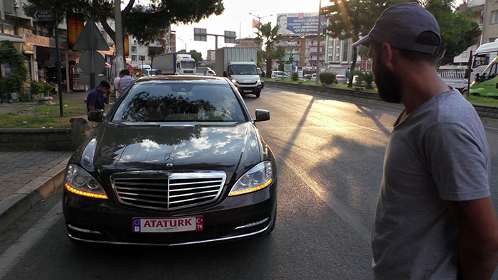 Belçika’nın Gent kentinde 20 yıldır işçi olarak çalışan gurbetçi, 2 yıl önce satın aldığı ‘Atatürk' yazılı özel plakası ile fenomen oldu. 