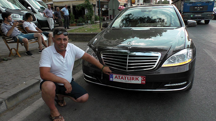 Belçika’nın Gent kentinde 20 yıldır işçi olarak çalışan gurbetçi, 2 yıl önce satın aldığı ‘Atatürk' yazılı özel plakası ile fenomen oldu. 