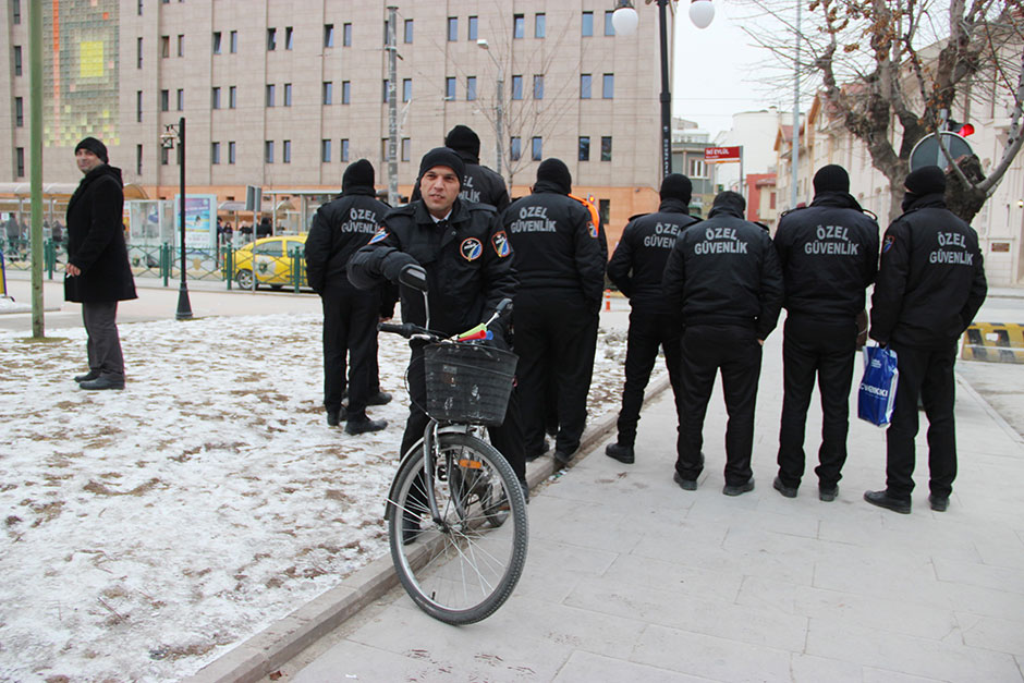 Eskişehir Hafif Raylı Sistem İşletmesi'nde (ESTRAM) çalışan özel güvenlik görevlileri, yaklaşık 2 aydır maaşlarını alamadıklarını iddia etti.