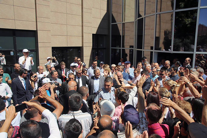 Eskişehir Büyükşehir Belediye Başkanı Yılmaz Büyükerşen, dün kendisine yönelik saldırıyla ilgili "Bunların bana yaptığı saldırının hiçbir önemi yok. Önemli olan hepimizin, el birliği ile hangi partiden olursa olsun bu tür çeteleşme ve mafyalaşmanın önüne geçmek için tabloya bakmamız lazım. Bunlar nereden çıkıyorlar, baş gösteriyorlar görmemiz gerek." dedi. 