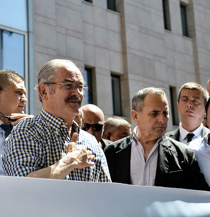 Eskişehir Büyükşehir Belediye Başkanı Yılmaz Büyükerşen, dün kendisine yönelik saldırıyla ilgili "Bunların bana yaptığı saldırının hiçbir önemi yok. Önemli olan hepimizin, el birliği ile hangi partiden olursa olsun bu tür çeteleşme ve mafyalaşmanın önüne geçmek için tabloya bakmamız lazım. Bunlar nereden çıkıyorlar, baş gösteriyorlar görmemiz gerek." dedi. 