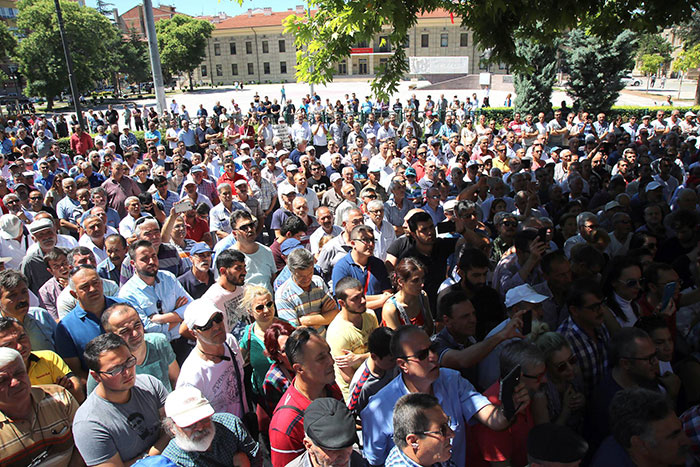 Eskişehir Büyükşehir Belediye Başkanı Yılmaz Büyükerşen, dün kendisine yönelik saldırıyla ilgili "Bunların bana yaptığı saldırının hiçbir önemi yok. Önemli olan hepimizin, el birliği ile hangi partiden olursa olsun bu tür çeteleşme ve mafyalaşmanın önüne geçmek için tabloya bakmamız lazım. Bunlar nereden çıkıyorlar, baş gösteriyorlar görmemiz gerek." dedi. 