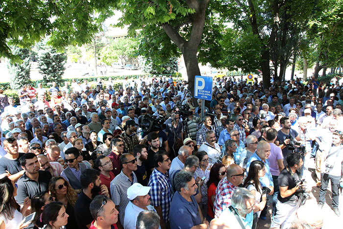 Eskişehir Büyükşehir Belediye Başkanı Yılmaz Büyükerşen, dün kendisine yönelik saldırıyla ilgili "Bunların bana yaptığı saldırının hiçbir önemi yok. Önemli olan hepimizin, el birliği ile hangi partiden olursa olsun bu tür çeteleşme ve mafyalaşmanın önüne geçmek için tabloya bakmamız lazım. Bunlar nereden çıkıyorlar, baş gösteriyorlar görmemiz gerek." dedi. 