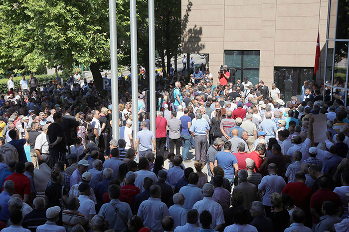 Eskişehir Büyükşehir Belediye Başkanı Yılmaz Büyükerşen, dün kendisine yönelik saldırıyla ilgili "Bunların bana yaptığı saldırının hiçbir önemi yok. Önemli olan hepimizin, el birliği ile hangi partiden olursa olsun bu tür çeteleşme ve mafyalaşmanın önüne geçmek için tabloya bakmamız lazım. Bunlar nereden çıkıyorlar, baş gösteriyorlar görmemiz gerek." dedi. 