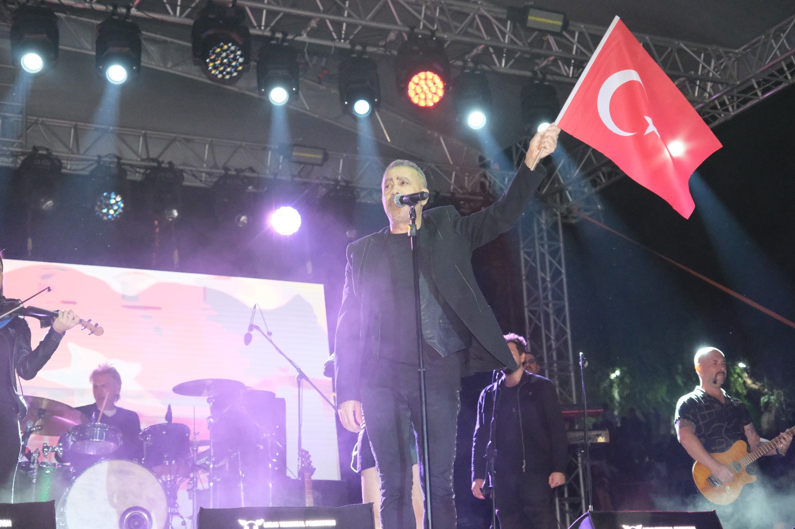 Sivrihisar Belediyesi tarafından düzenlenen 8.Uluslararası Nasreddin Hoca Kültür ve Sanat Festivali ünlü sanatçı Haluk Levent’in unutulmaz sahne performansı ile sona erdi. 
Uluslararası Nasreddin Hoca Kültür ve Sanat Festivali büyük bir coşku içerisinde sona erdi. Ünlü sanatı Haluk Levent Sivrihisar’da hafızalara kazınan unutulmaz bir konsere imza attı. Sevilen şarkılarını 60 binin üzerinde vatandaşla birlikte söyleyen Haluk Levent sevenlerine kendini hayran bıraktı.  Açık Hava Heykel Müzesi Festival alanını hınca hınç dolduran vatandaşlar Haluk Levent konseri ile eğlendiler. Sivrihisar Belediye Başkanı Habil Dökmeci ünlü sanatçıya çiçek ve hediye takdim ederken “Sizleri burada ağırlamaktan mutluluk duyduk. Festivalimize katılan tüm hemşerilerimize de sonsuz teşekkür ediyorum.  Sivrihisar sizlerle çok güzel oldu” dedi. Ünlü sanatçı Haluk Levent konseri öncesinde ise Eskişehir’in sevilen sesi Ömer Ulutaş ise ön sahne yaparak alanı dolduran vatandaşları eğlendirdi. 
