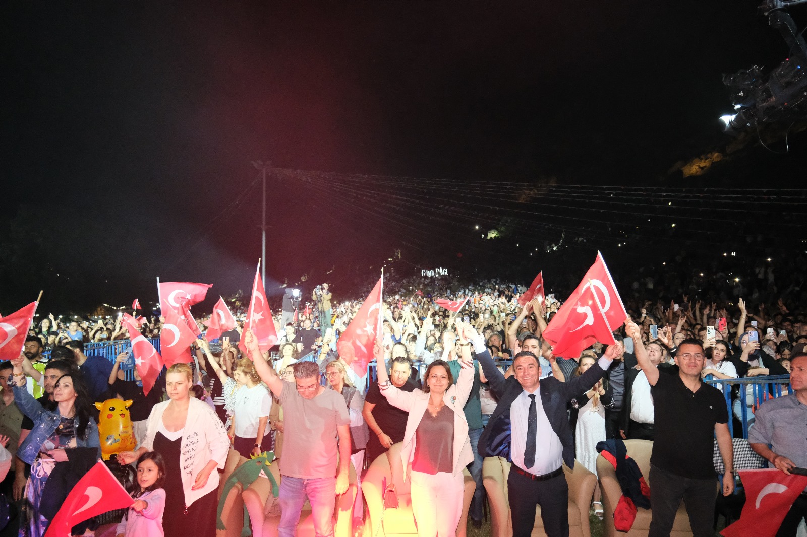 Sivrihisar Belediyesi tarafından düzenlenen 8.Uluslararası Nasreddin Hoca Kültür ve Sanat Festivali ünlü sanatçı Haluk Levent’in unutulmaz sahne performansı ile sona erdi. 
Uluslararası Nasreddin Hoca Kültür ve Sanat Festivali büyük bir coşku içerisinde sona erdi. Ünlü sanatı Haluk Levent Sivrihisar’da hafızalara kazınan unutulmaz bir konsere imza attı. Sevilen şarkılarını 60 binin üzerinde vatandaşla birlikte söyleyen Haluk Levent sevenlerine kendini hayran bıraktı.  Açık Hava Heykel Müzesi Festival alanını hınca hınç dolduran vatandaşlar Haluk Levent konseri ile eğlendiler. Sivrihisar Belediye Başkanı Habil Dökmeci ünlü sanatçıya çiçek ve hediye takdim ederken “Sizleri burada ağırlamaktan mutluluk duyduk. Festivalimize katılan tüm hemşerilerimize de sonsuz teşekkür ediyorum.  Sivrihisar sizlerle çok güzel oldu” dedi. Ünlü sanatçı Haluk Levent konseri öncesinde ise Eskişehir’in sevilen sesi Ömer Ulutaş ise ön sahne yaparak alanı dolduran vatandaşları eğlendirdi. 
