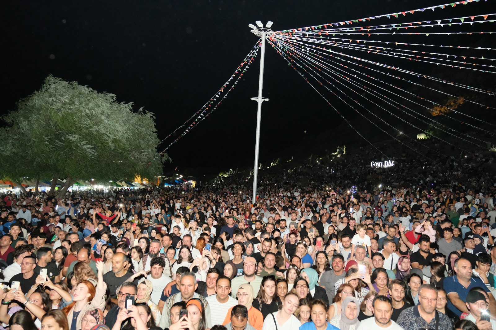 Sivrihisar Belediyesi tarafından düzenlenen 8.Uluslararası Nasreddin Hoca Kültür ve Sanat Festivali ünlü sanatçı Haluk Levent’in unutulmaz sahne performansı ile sona erdi. 
Uluslararası Nasreddin Hoca Kültür ve Sanat Festivali büyük bir coşku içerisinde sona erdi. Ünlü sanatı Haluk Levent Sivrihisar’da hafızalara kazınan unutulmaz bir konsere imza attı. Sevilen şarkılarını 60 binin üzerinde vatandaşla birlikte söyleyen Haluk Levent sevenlerine kendini hayran bıraktı.  Açık Hava Heykel Müzesi Festival alanını hınca hınç dolduran vatandaşlar Haluk Levent konseri ile eğlendiler. Sivrihisar Belediye Başkanı Habil Dökmeci ünlü sanatçıya çiçek ve hediye takdim ederken “Sizleri burada ağırlamaktan mutluluk duyduk. Festivalimize katılan tüm hemşerilerimize de sonsuz teşekkür ediyorum.  Sivrihisar sizlerle çok güzel oldu” dedi. Ünlü sanatçı Haluk Levent konseri öncesinde ise Eskişehir’in sevilen sesi Ömer Ulutaş ise ön sahne yaparak alanı dolduran vatandaşları eğlendirdi. 
