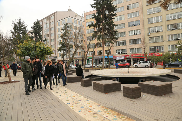 Atılım Üniversitesi Mimarlık Bölümü öğrencileri ve hocaları, Odunpazarı Belediyesi’nin ödüllü projesi Hamamyolu’nu inceledi.  Belediye Başkanı Kazım Kurt’tan proje hakkında bilgi alan misafirler oldukça etkilendiklerini vurguladılar.