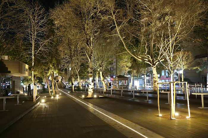 Gündüz saatlerinde Eskişehirlilerin akınına uğrayan Hamamyolu Caddesi, karanlıkta özel ışıklandırması ile büyüleyici bir güzelliğe kavuşuyor.