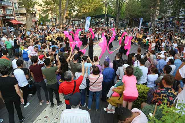 Konserden, film gösterimi ve dans gösterisine birçok etkinliğe ev sahipliği yapan Akşamlar Birlikte Güzel Etkinliği, 2 Ağustos Cuma günü Seramik Park’ta gerçekleştirilecek Odunpazarı Belediyesi Vurmalı Çalgılar Topluluğu ve pop konseri ile sona erecek.