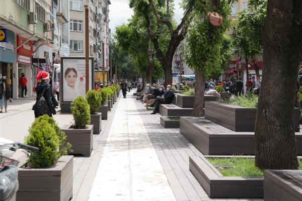 Artık şeritler yokken vatandaşların gönül rahatlığıyla banklara oturması dikkatlerden kaçmadı.