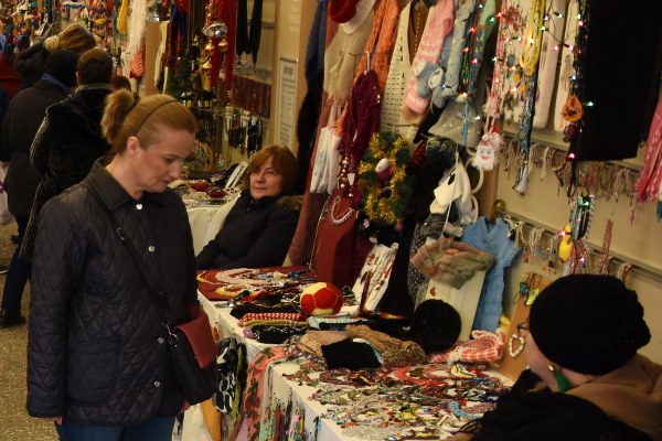 Tepebaşı Belediyesi Hanımeli Sokak, açıldığı günden bu yana bünyesinde bulunan renklerle Eskişehirlilerin uğrak noktası olmaya devam ediyor. 