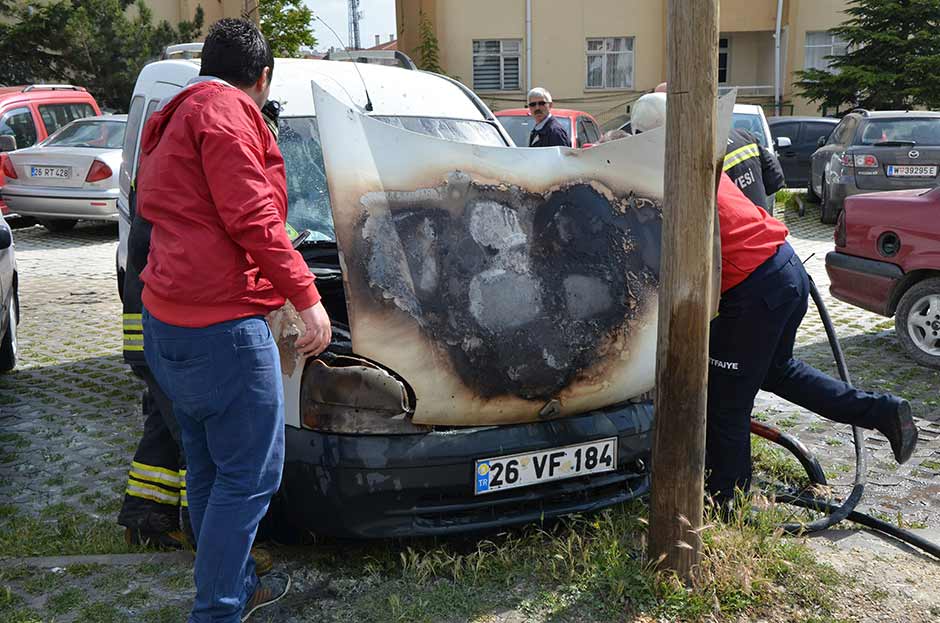 Eskişehir’de hastane otoparkındaki bir kamyonette çıkan yangın, itfaiye ekipleri tarafından söndürüldü. 