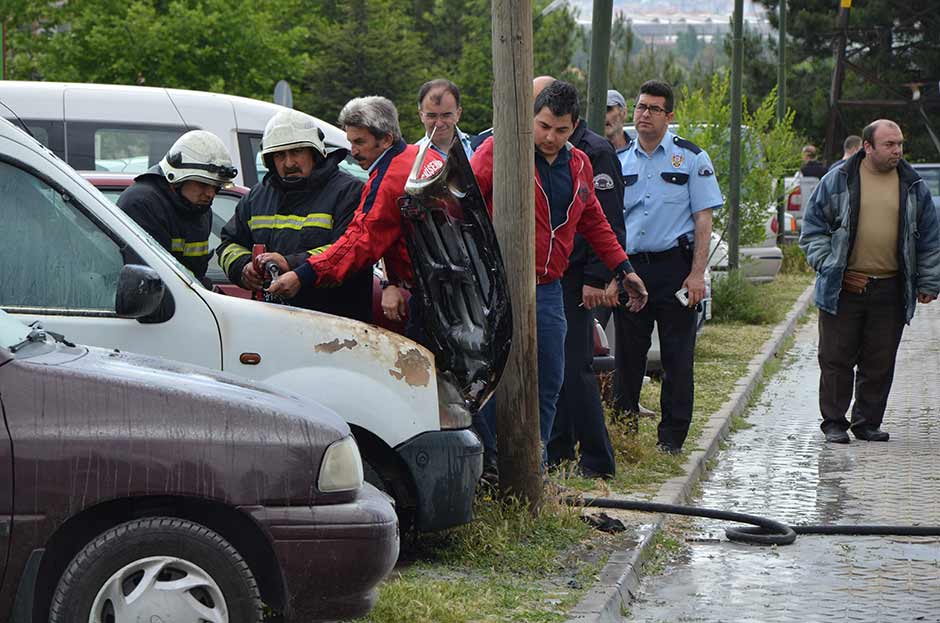 Eskişehir’de hastane otoparkındaki bir kamyonette çıkan yangın, itfaiye ekipleri tarafından söndürüldü. 