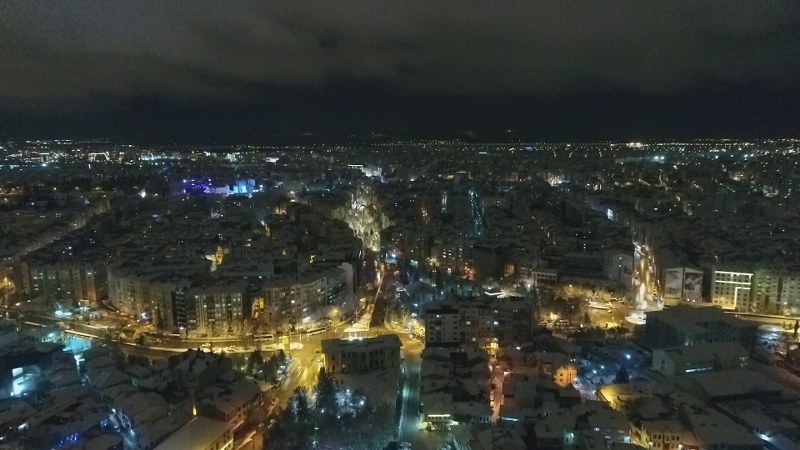 Eskişehir’de dün etkili olan kar yağışının ardından hava sıcaklığın eksi derecelere düşmesi Porsuk Çayı'nın bazı bölgelerde kısmen donmasına neden oldu.  İşte Eskişehir'den kar manzaraları...