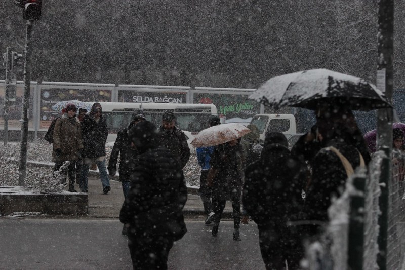 Eskişehir’de dün etkili olan kar yağışının ardından hava sıcaklığın eksi derecelere düşmesi Porsuk Çayı'nın bazı bölgelerde kısmen donmasına neden oldu.  İşte Eskişehir'den kar manzaraları...