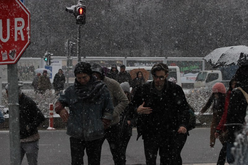 Eskişehir’de dün etkili olan kar yağışının ardından hava sıcaklığın eksi derecelere düşmesi Porsuk Çayı'nın bazı bölgelerde kısmen donmasına neden oldu.  İşte Eskişehir'den kar manzaraları...