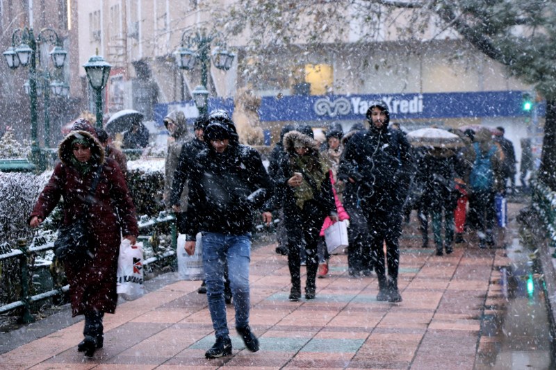 Eskişehir’de dün etkili olan kar yağışının ardından hava sıcaklığın eksi derecelere düşmesi Porsuk Çayı'nın bazı bölgelerde kısmen donmasına neden oldu.  İşte Eskişehir'den kar manzaraları...