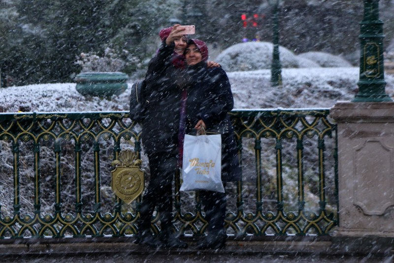 Eskişehir’de dün etkili olan kar yağışının ardından hava sıcaklığın eksi derecelere düşmesi Porsuk Çayı'nın bazı bölgelerde kısmen donmasına neden oldu.  İşte Eskişehir'den kar manzaraları...