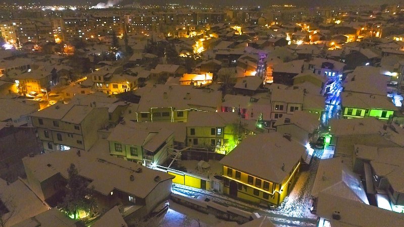 Eskişehir’de dün etkili olan kar yağışının ardından hava sıcaklığın eksi derecelere düşmesi Porsuk Çayı'nın bazı bölgelerde kısmen donmasına neden oldu.  İşte Eskişehir'den kar manzaraları...