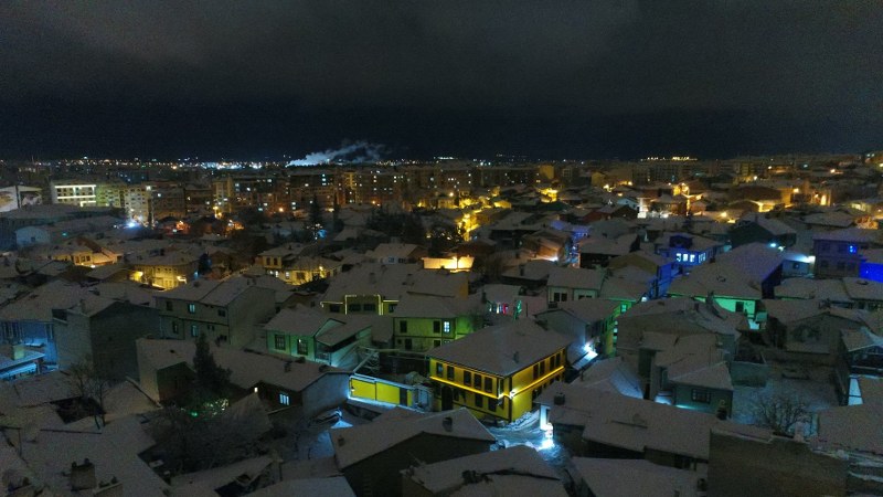 Eskişehir’de dün etkili olan kar yağışının ardından hava sıcaklığın eksi derecelere düşmesi Porsuk Çayı'nın bazı bölgelerde kısmen donmasına neden oldu.  İşte Eskişehir'den kar manzaraları...