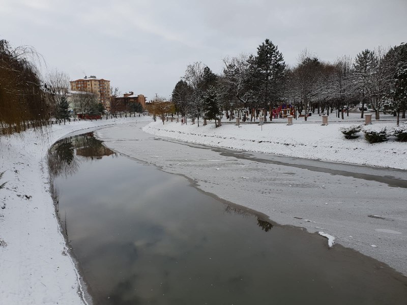 Eskişehir’de dün etkili olan kar yağışının ardından hava sıcaklığın eksi derecelere düşmesi Porsuk Çayı'nın bazı bölgelerde kısmen donmasına neden oldu.  İşte Eskişehir'den kar manzaraları...