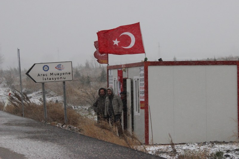 Eskişehir’de dün etkili olan kar yağışının ardından hava sıcaklığın eksi derecelere düşmesi Porsuk Çayı'nın bazı bölgelerde kısmen donmasına neden oldu.  İşte Eskişehir'den kar manzaraları...