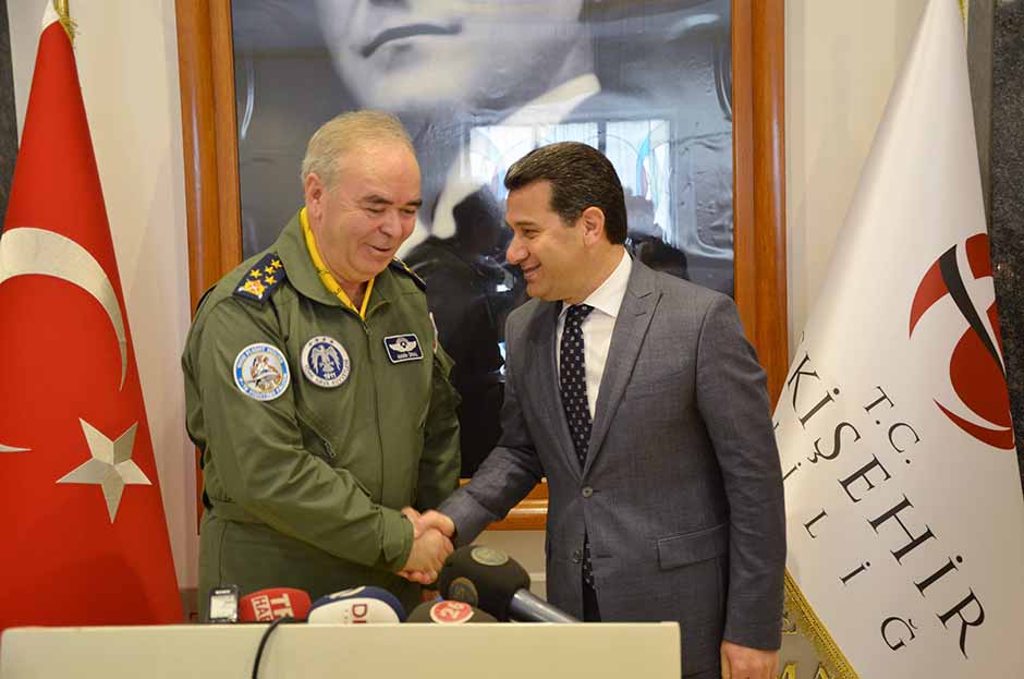 Hava Kuvvetleri Komutanı Orgeneral Abidin Ünal, kendi kullandığı F-16 savaş uçağıyla geldiği Eskişehir’de Vali Azmi Çelik’i makamında ziyaret etti. 