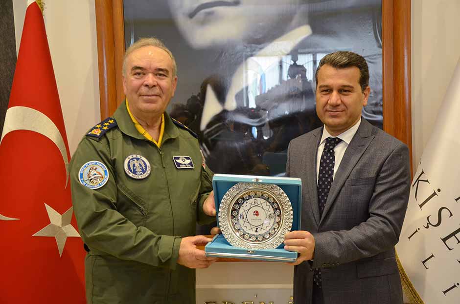 Hava Kuvvetleri Komutanı Orgeneral Abidin Ünal, kendi kullandığı F-16 savaş uçağıyla geldiği Eskişehir’de Vali Azmi Çelik’i makamında ziyaret etti. 