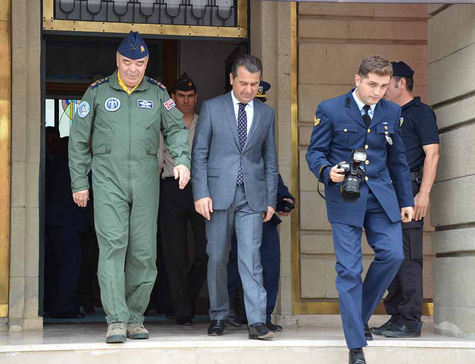 Hava Kuvvetleri Komutanı Orgeneral Abidin Ünal, kendi kullandığı F-16 savaş uçağıyla geldiği Eskişehir’de Vali Azmi Çelik’i makamında ziyaret etti. 