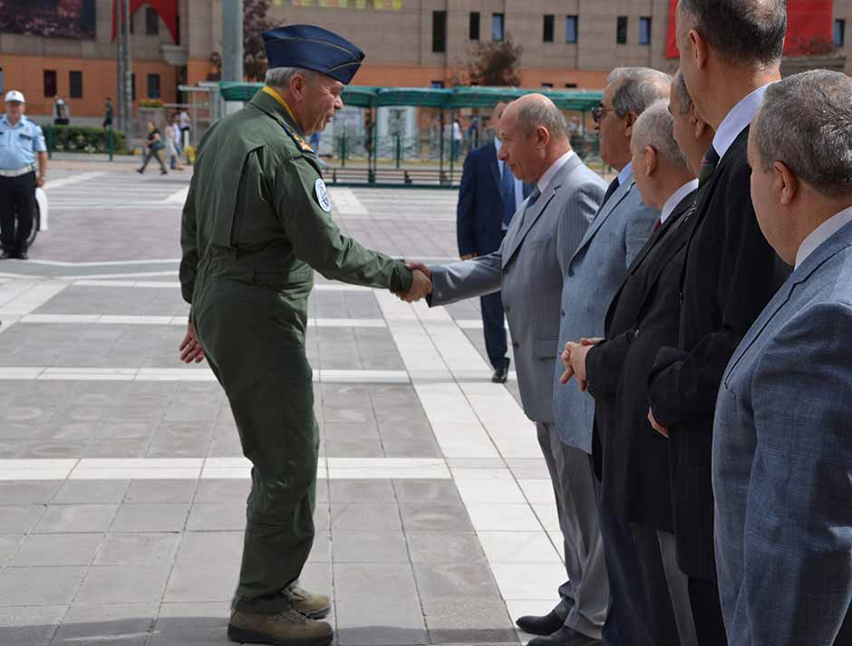 Hava Kuvvetleri Komutanı Orgeneral Abidin Ünal, kendi kullandığı F-16 savaş uçağıyla geldiği Eskişehir’de Vali Azmi Çelik’i makamında ziyaret etti. 