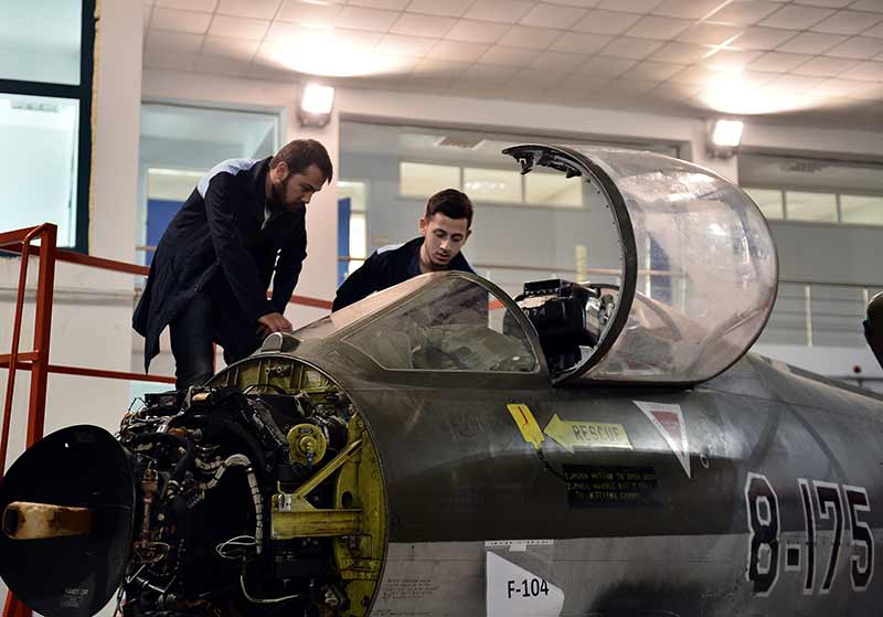 Eskişehir Sabiha Gökçen Mesleki ve Teknik Anadolu Lisesi tarafından, Türk havacılık sektörüne üst düzey nitelikli teknik eleman yetiştirilmesi için AB hibe programı kapsamında verilen eğitime katılan 100 gençten 90'ı istihdam edildi.