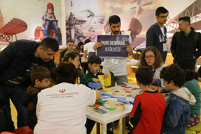 Eskişehir'de uçakların sergilendiği Anadolu Üniversitesi (AÜ) Hava Müzesi Parkı, "Gökyüzünün Klasikleri Karadakilerle Buluşuyor" etkinliği kapsamında, klasik otomobillere ev sahipliği yaptı.