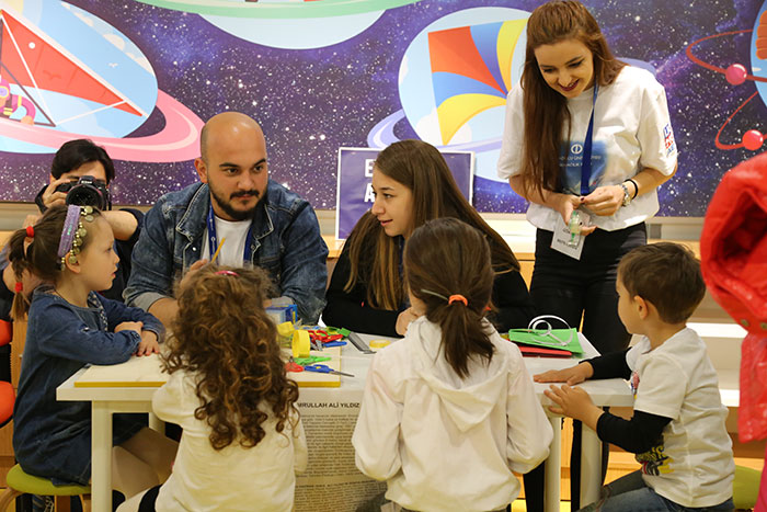 Eskişehir'de uçakların sergilendiği Anadolu Üniversitesi (AÜ) Hava Müzesi Parkı, "Gökyüzünün Klasikleri Karadakilerle Buluşuyor" etkinliği kapsamında, klasik otomobillere ev sahipliği yaptı.