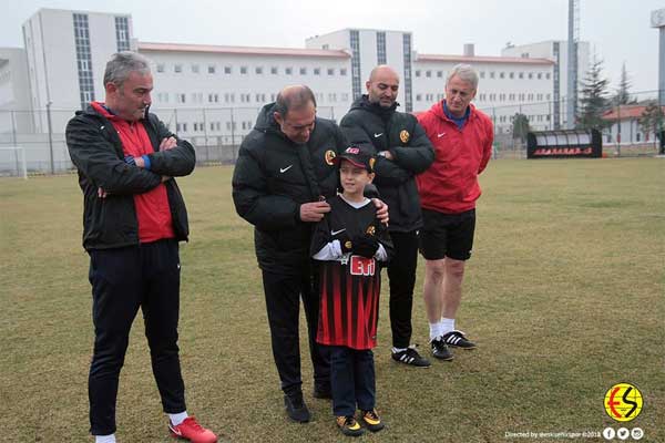 Spor Toto 1. Lig ekiplerinden Eskişehirspor'un görme engelli taraftarı 11 yaşındaki Mehmet Salih Karadağ, hayranı olduğu futbolcularla buluştu.