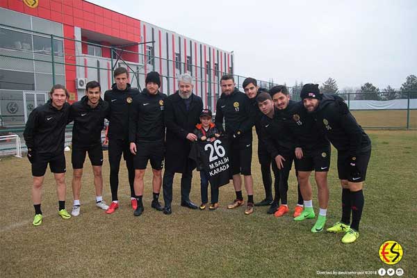 Spor Toto 1. Lig ekiplerinden Eskişehirspor'un görme engelli taraftarı 11 yaşındaki Mehmet Salih Karadağ, hayranı olduğu futbolcularla buluştu.