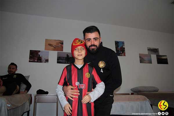 Spor Toto 1. Lig ekiplerinden Eskişehirspor'un görme engelli taraftarı 11 yaşındaki Mehmet Salih Karadağ, hayranı olduğu futbolcularla buluştu.