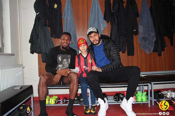 Spor Toto 1. Lig ekiplerinden Eskişehirspor'un görme engelli taraftarı 11 yaşındaki Mehmet Salih Karadağ, hayranı olduğu futbolcularla buluştu.