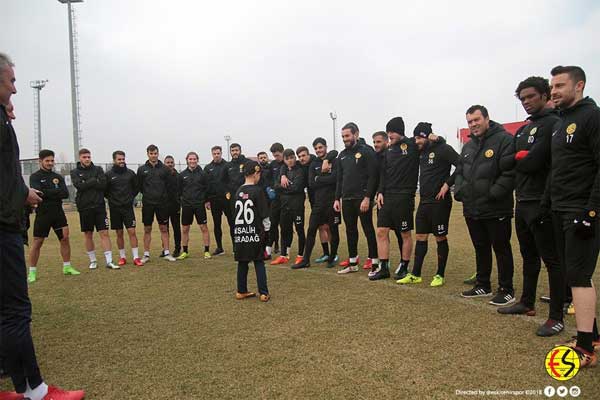 Spor Toto 1. Lig ekiplerinden Eskişehirspor'un görme engelli taraftarı 11 yaşındaki Mehmet Salih Karadağ, hayranı olduğu futbolcularla buluştu.