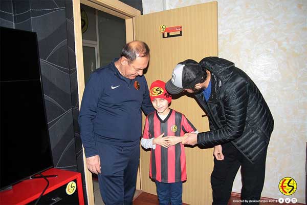 Spor Toto 1. Lig ekiplerinden Eskişehirspor'un görme engelli taraftarı 11 yaşındaki Mehmet Salih Karadağ, hayranı olduğu futbolcularla buluştu.