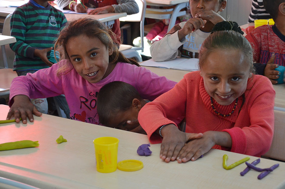 Birleşmiş Milletler (BM) Nüfus Fonu'nun, Eskişehir’deki çeşitli kurumlarla yürüttüğü Alpu ilçesindeki Göç Okulu Projesi’nde eğitim gören 10 yaşındaki Azize Önay’a, eğitim hayatı boyunca BM tarafından destek verilecek.